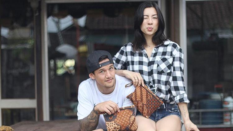 Irfan Bachdim memberikan semangat kepada sang istri, Jennifer Bachdim, yang sedang semangat olahraga angkat beban.