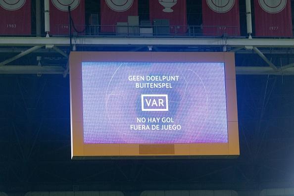 Hasil VAR menyatakan jika gol dari Ajax Amsterdam ke gawang Real Madrid dianulir. Copyright: INDOSPORT