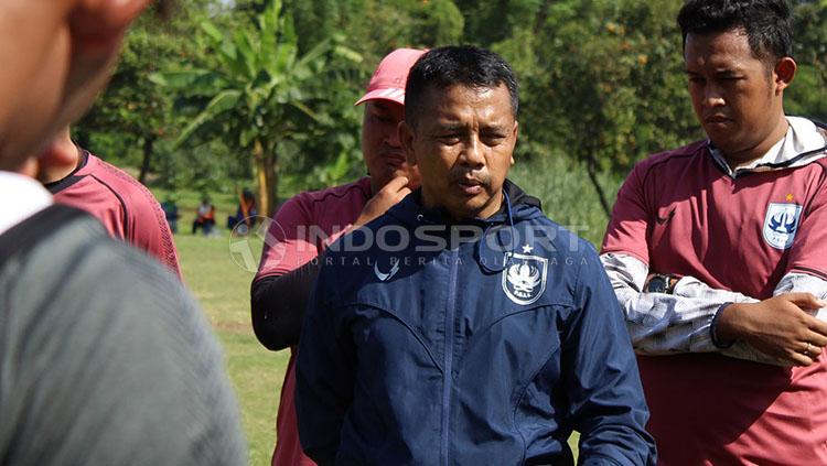 Jafri Sastra memberikan arahan dalam latihan resmi PSIS di Lapangan Yayasan Terang Bangsa, Semarang.