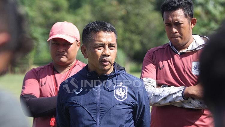 Pelatih PSIS, Jafri Sastra memberikan arahan dalam latihan resmi PSIS di Lapangan Yayasan Terang Bangsa, Semarang Copyright: Ronald Seger Prabowo/INDOSPORT