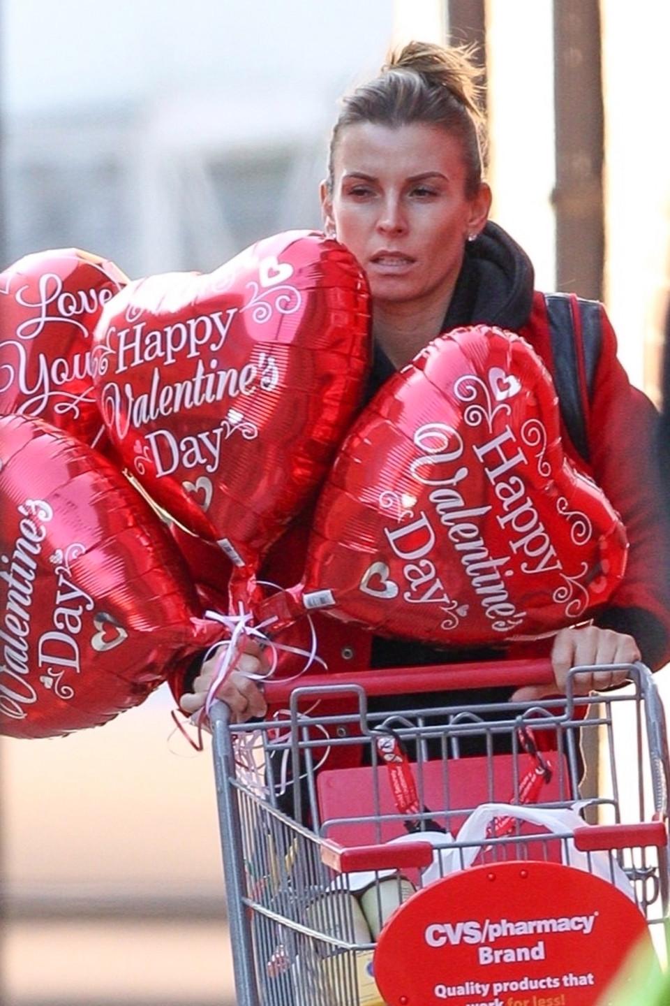 Coleen Rooney tampak tidak menggunakan cincin pernikahannya dengan Wayne Rooney. Copyright: SplashNews/TheSun