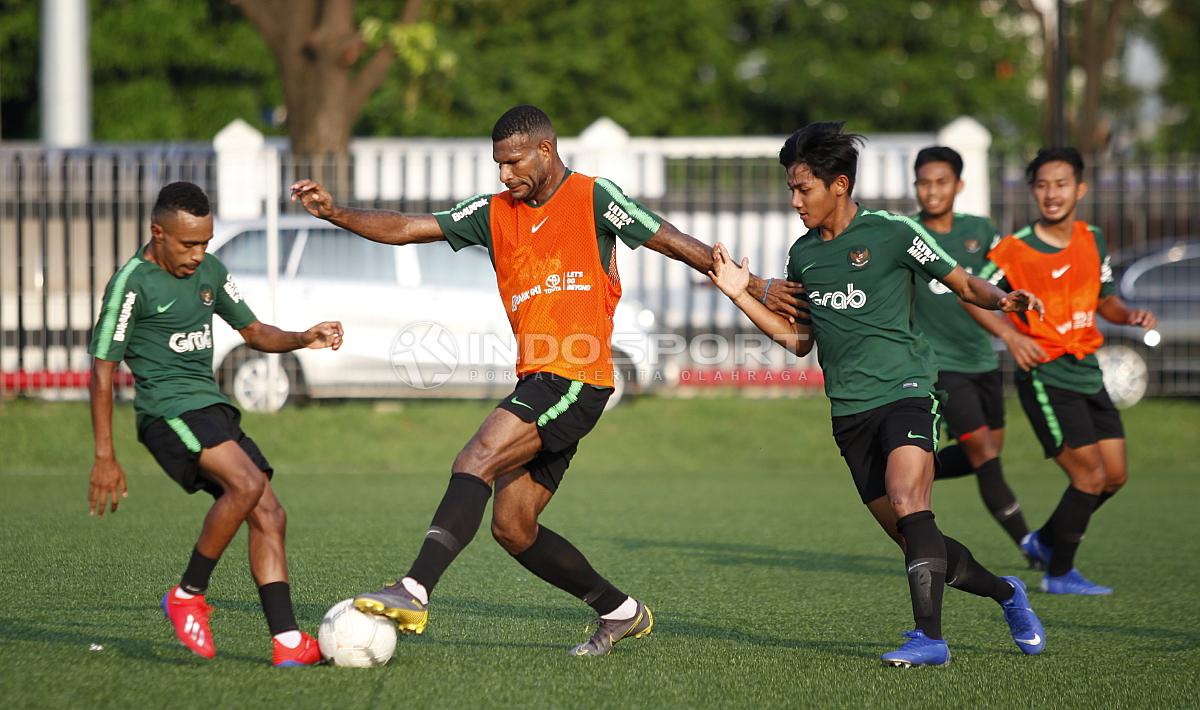 Marinus Wanewar berusaha mengambil bola dari Todd Ferre Copyright: Herry Ibrahim/INDOSPORT