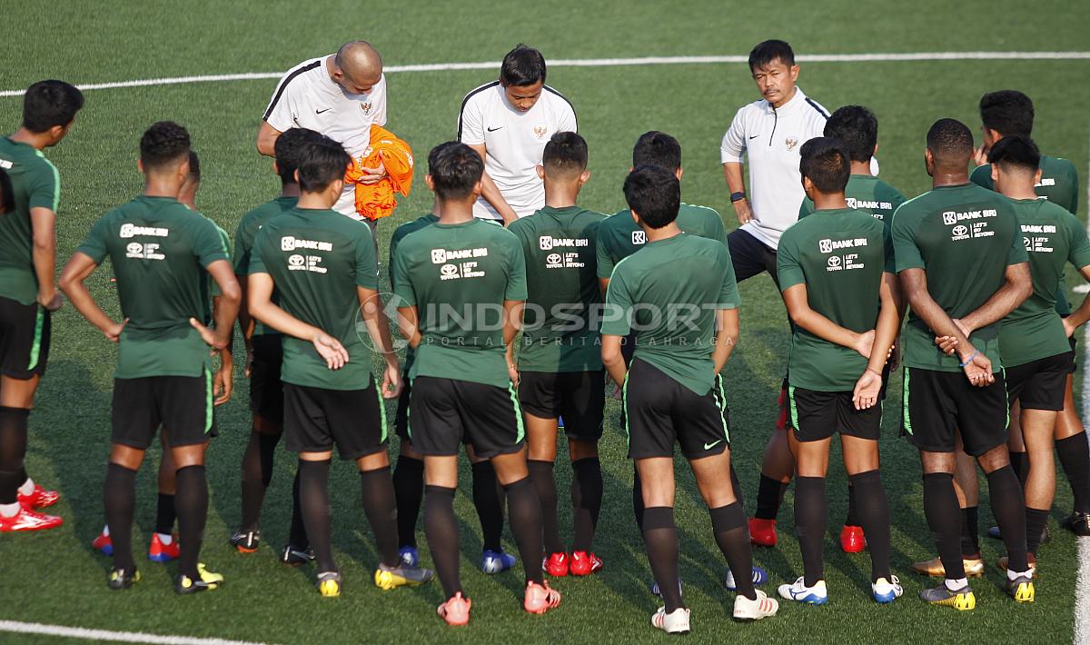 Penggawa Timnas tengah mendengarkan instruksi dari Indra Sjafri. Copyright: Herry Ibrahim/INDOSPORT