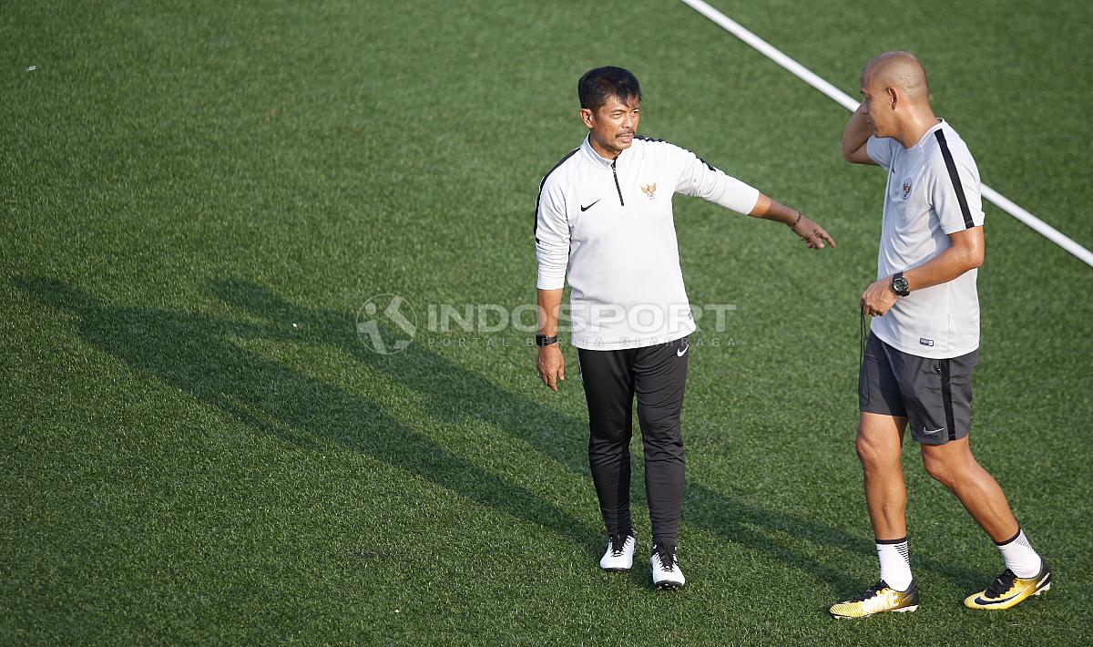 Pelatih Timnas Indonesia U-22 Indra Sjafri tengah berbicara dengan salah satu jajarannya. Copyright: Herry Ibrahim/INDOSPORT