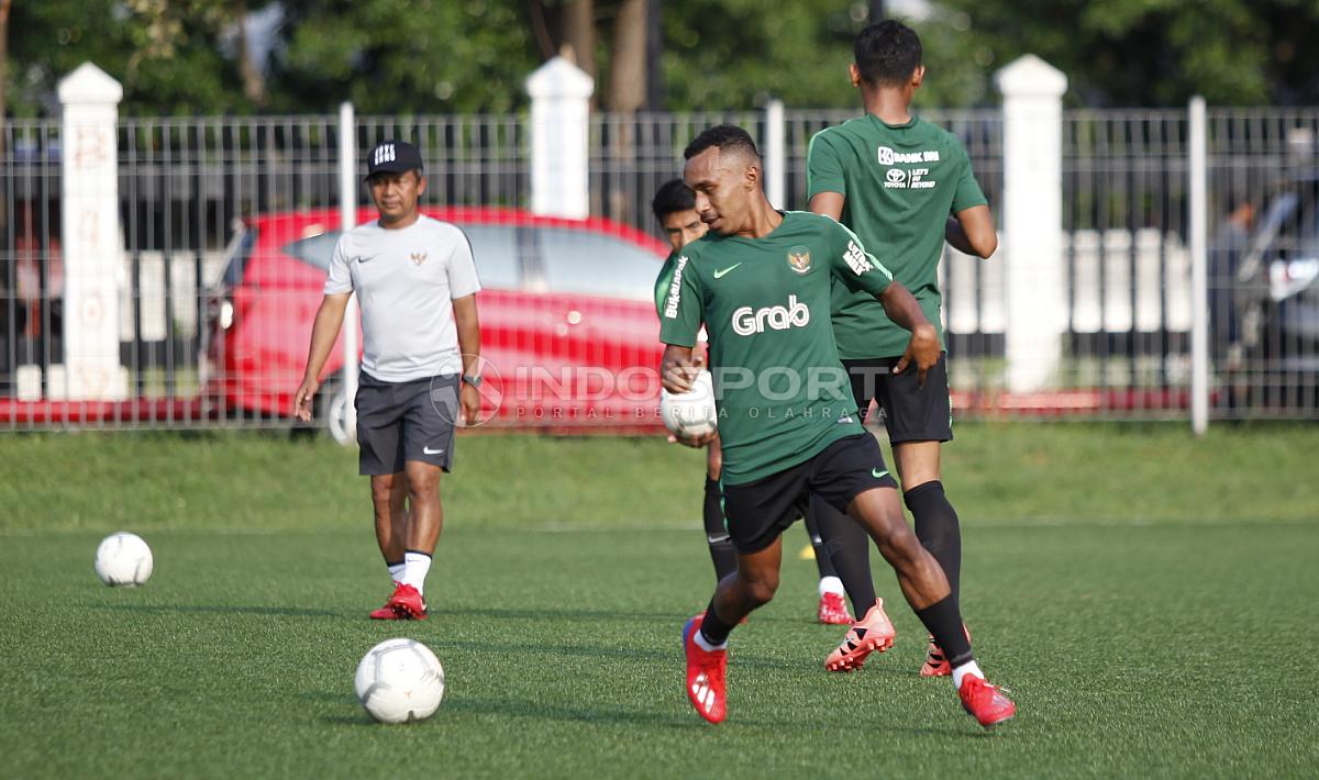 Todd Ferre dalam sesi pengontrolan bola dalam sesi latihan.