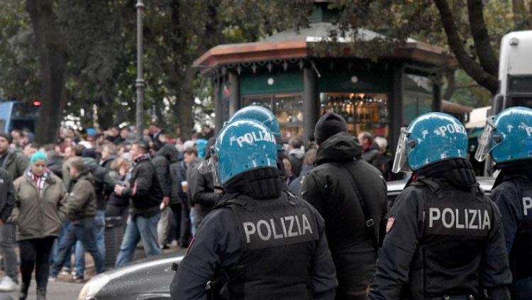 Sejumlah polisi berkumpul untuk mengamankan pertandingan Lazio vs Sevilla.