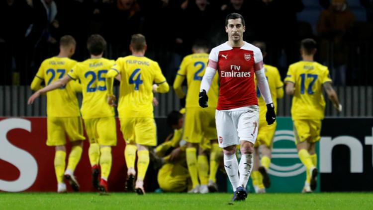 Henrikh Mkhitaryan tertunduk lesu saat Arsenal kebobolan oleh BATE Borisov, Jumat (15/02/19).