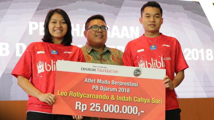 Leo Rolly Carnando/Indah Cahya Sari Jamil sebagai (Juara World Junior Championships 2018) menerima bonus Djarum Foundation. - INDOSPORT
