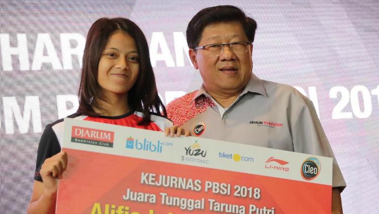 Alifia Intan (Juara Kejuaraan Nasional 2018) menerima bonus dari Djarum Foundation. - INDOSPORT