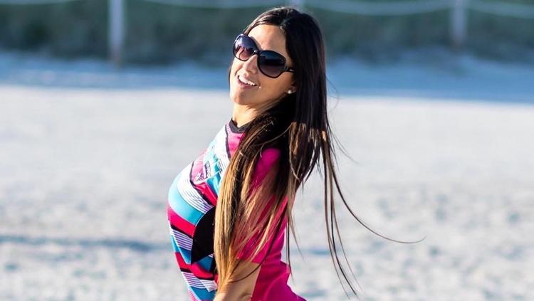 Wasit wanita Liga Italia, Claudia Romani semakin tampil memesona dalam unggahan terbarunya di akun Instagram saat menghabiskan liburan di Pantai Miami. - INDOSPORT