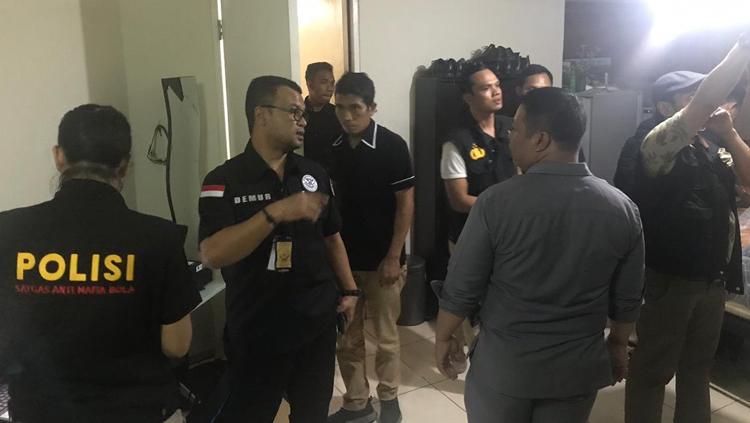 Satgas Anti Mafia Bola melakukan penggeladahan di apartemen Joko Driyon