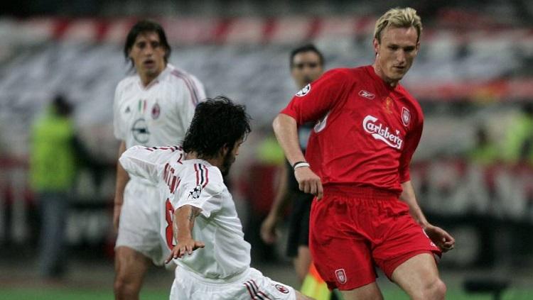 Sami Hyypia ketika berduel dengan Gennaro Gattuso. Copyright: Clive Brunskill/Getty Images