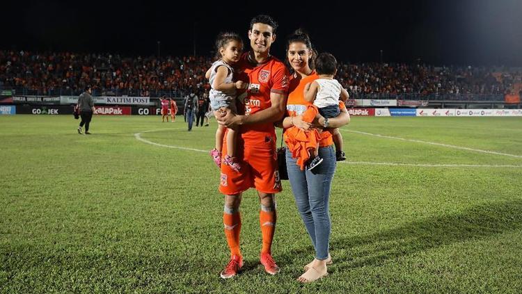 Matias Conti bersama istri dan anaknya di Liga 1 2019.