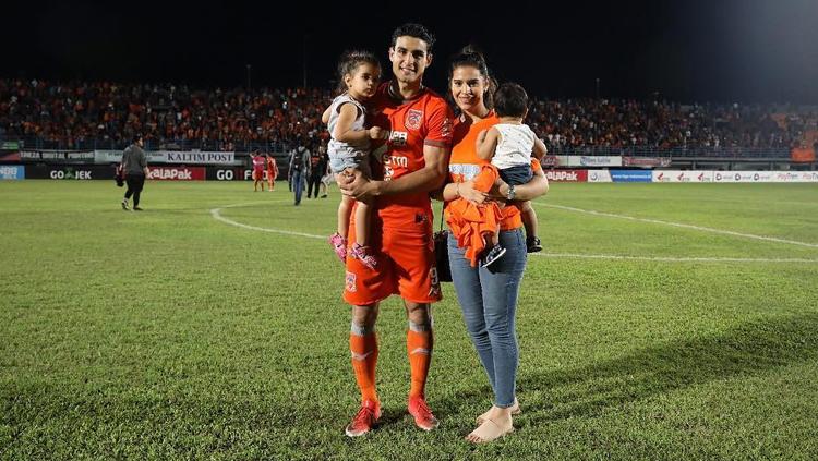 Matias Conti bersama istri dan anaknya di Liga 1 2019. - INDOSPORT