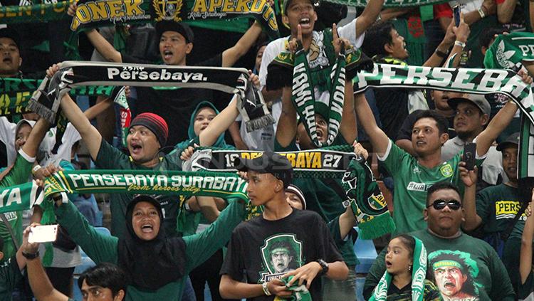 Bonek memadati Stadion Gelora Bung Tomo Copyright: Fitra Herdian/Indosport