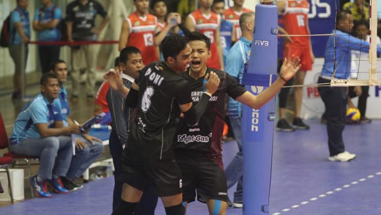 Aksi selebrasi pemain Jakarta Pertamina Energi - INDOSPORT