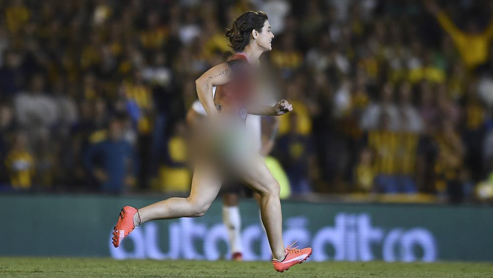Seorang fan wanita asal Argentina berlari dalam Keadaan telanjang di laga River Plate vs Rosario Central. Copyright: rt/Marcelo Endelli