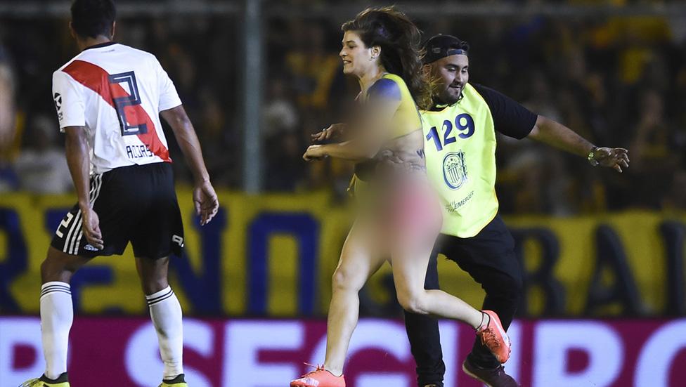 Seorang fan wanita asal Argentina berlari dalam Keadaan telanjang di laga River Plate vs Rosario Central. - INDOSPORT