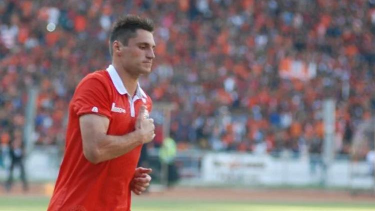Eks striker Persija Jakarta, Evgeni Kabaev, membandingkan atmosfer sepak bola Honduras dan Indonesia. - INDOSPORT