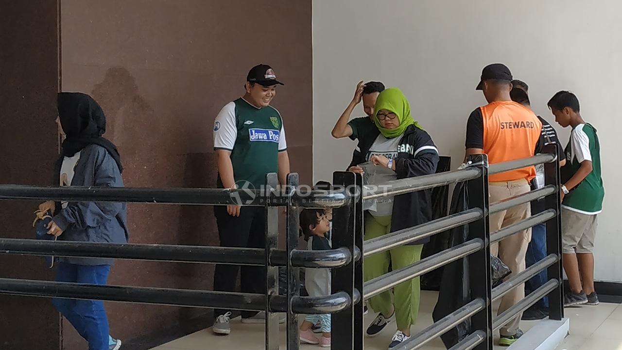 Personel keamanan memeriksa tiket suporter sebelum masuk Stadion GBT.