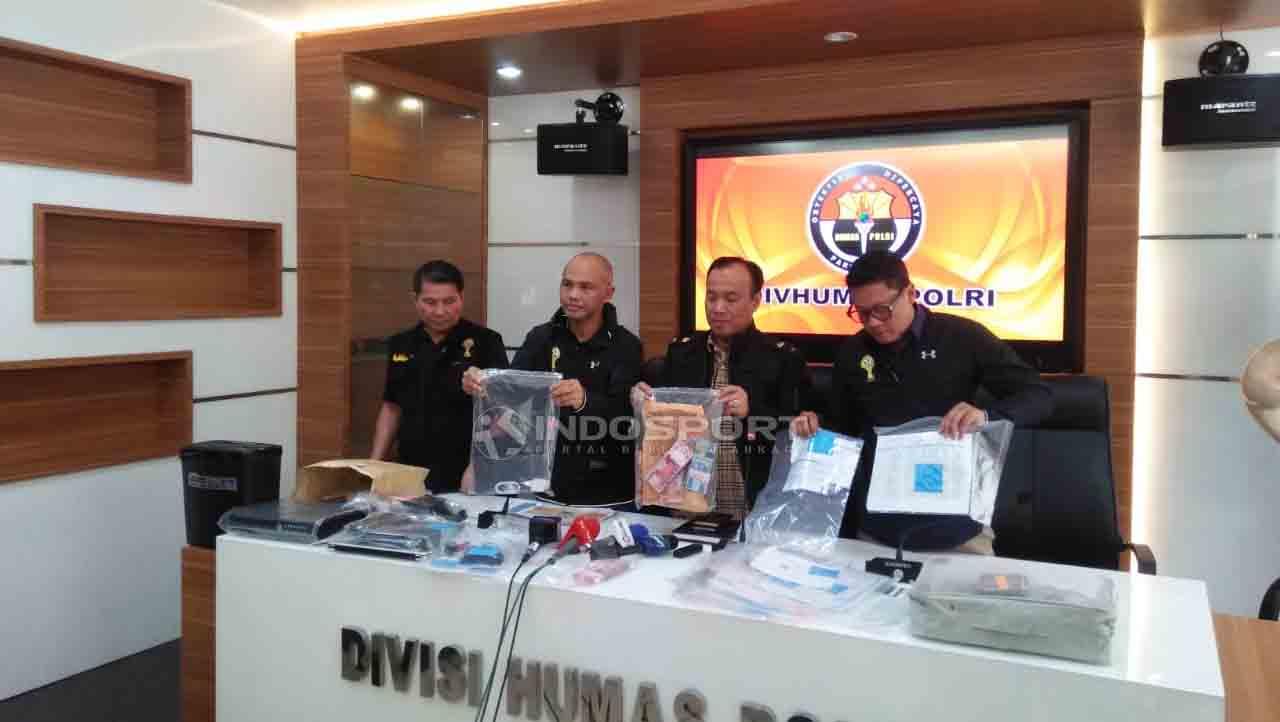 Ketua Satgas Antimafia Bola, Hendro Pandowo (kedua kiri), Karo Penmas Divisi Humas Polri Dedi Prasetyo (kedua kanan), dan Wakasatgas Anti Mafiabola Krishna Murti pada acara jumpa pers terkait status tersangka Joko Driyono di Mabes Polri, Sabtu (16/02/18).