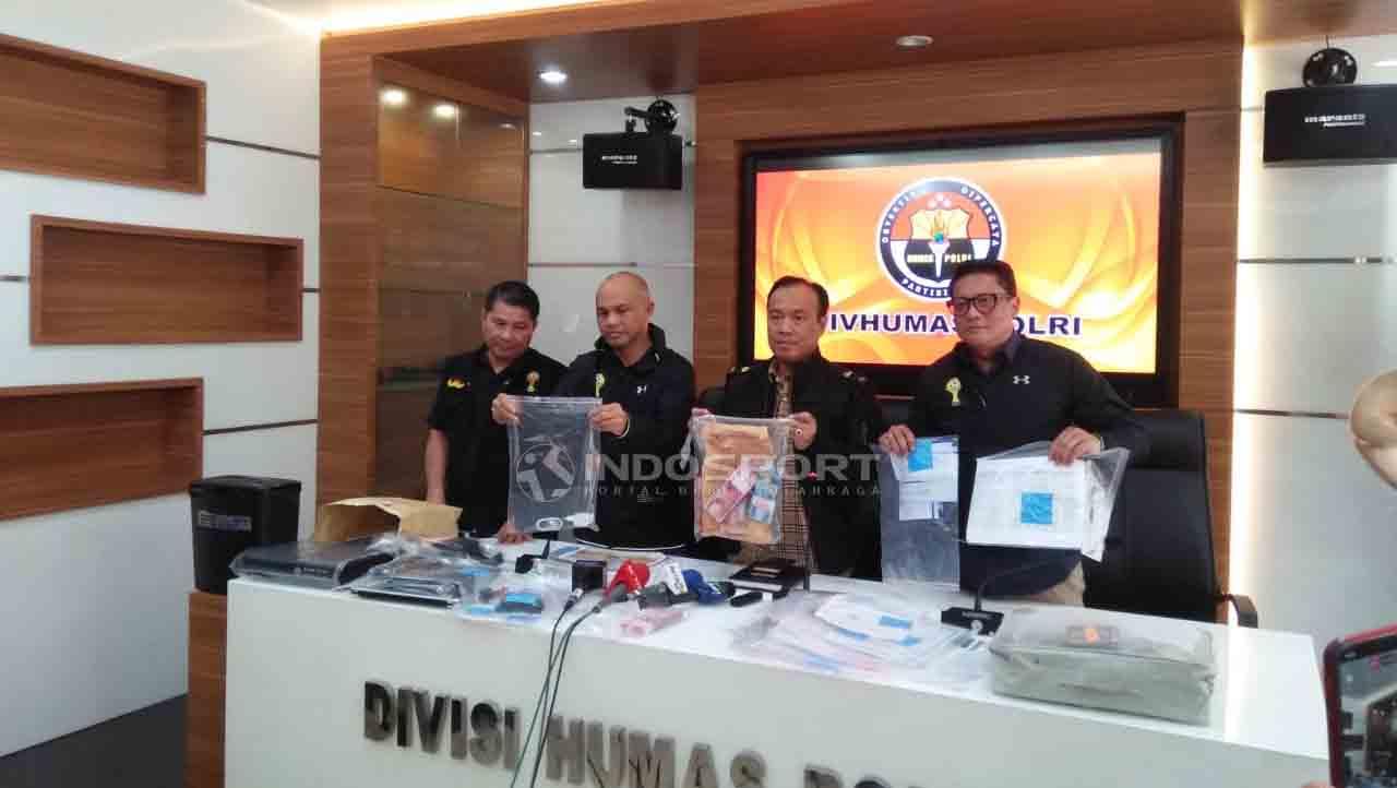 Ketua Satgas Antimafia Bola, Hendro Pandowo (kedua kiri), Karo Penmas Divisi Humas Polri Dedi Prasetyo (kedua kanan), dan Wakasatgas Anti Mafiabola Krishna Murti pada acara jumpa pers terkait status tersangka Joko Driyono di Mabes Polri, Sabtu (16/02/18).