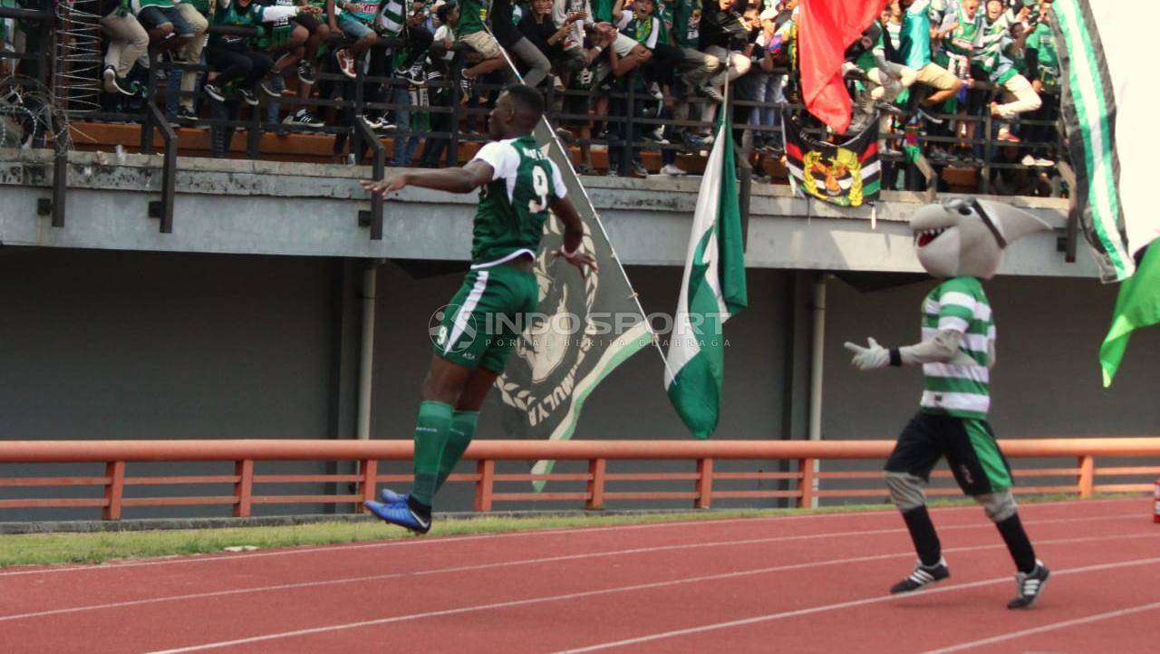 Selebrasi gol Amido Balde (Persebaya surabaya) saat menjebol gawang Persinga Ngawi.
