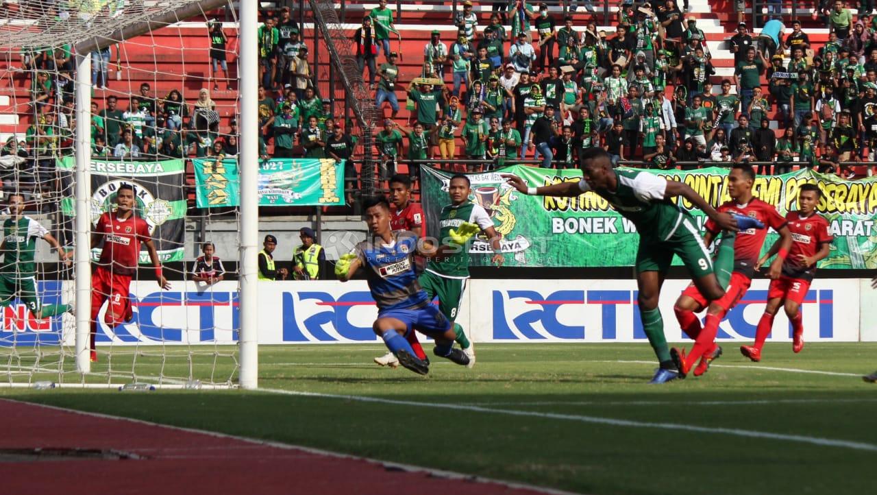Proses gol Amido Balde lewat sundulan ke gawang Persinga Ngawi pada babak 32 besar Kratingdaeng Piala Indonesia di Stadion GBT, Sabtu (16/02/18).