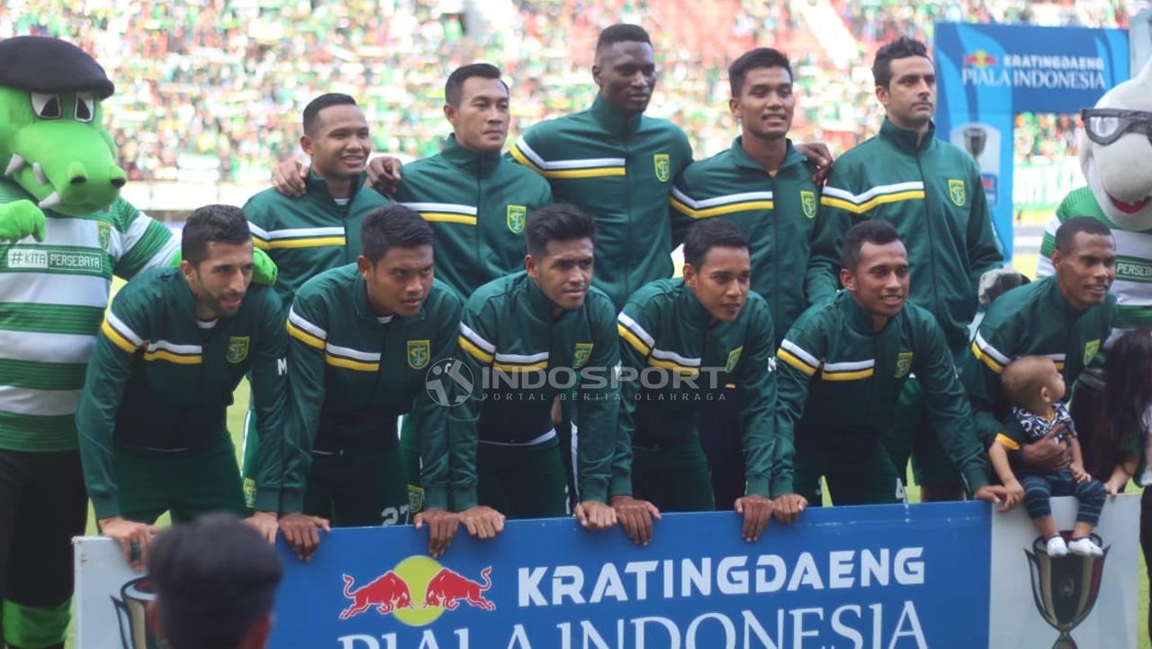 Skuat utama Persebaya Surabaya saat melawan Persinga Ngawi pada babak 32 besar Kratingdaeng Piala Indonesia di Stadion GBT, Sabtu (16/02/18).