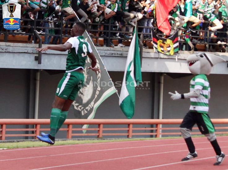 Selebrasi gol Amido Balde (Persebaya surabaya) saat menjebol gawang Persinga Ngawi. Copyright: Fitra Herdian/Indosport.com