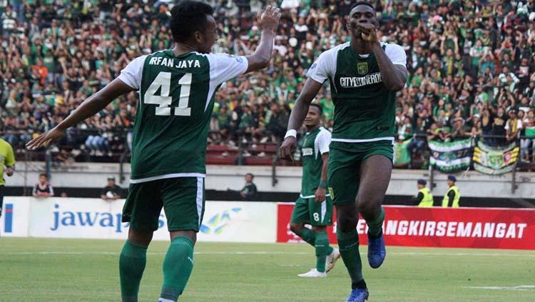 Selebrasi Amido Balde (kanan) usai cetak gol ke gawang Persinga pada babak 32 besar Kratingdaeng Piala Indonesia di Stadion GBT, Sabtu (16/02/18).
