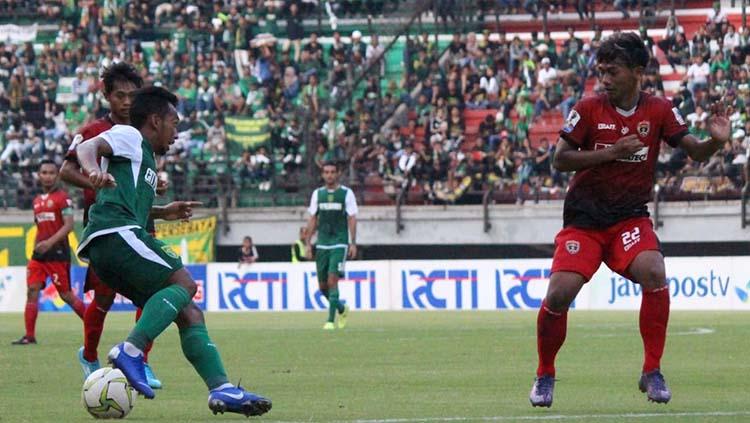 Aksi Irfan Jaya (kiri) mencoba melewati hadangan pemain Persinga pada babak 32 besar Kratingdaeng Piala Indonesia di Stadion GBT, Sabtu (16/02/18).