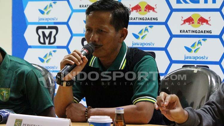 Pelatih Persebaya, Djajang Nurdjaman saat memberikan keterangan pada sesi jumpa pers usai laga Persebaya vs Persinga. Copyright: Fitra Herdian/Indosport.com