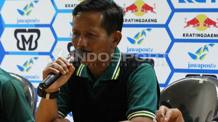 Djajang Nurdjaman, pelatih Persebaya Surabaya. Copyright: Fitra Herdian/INDOSPORT