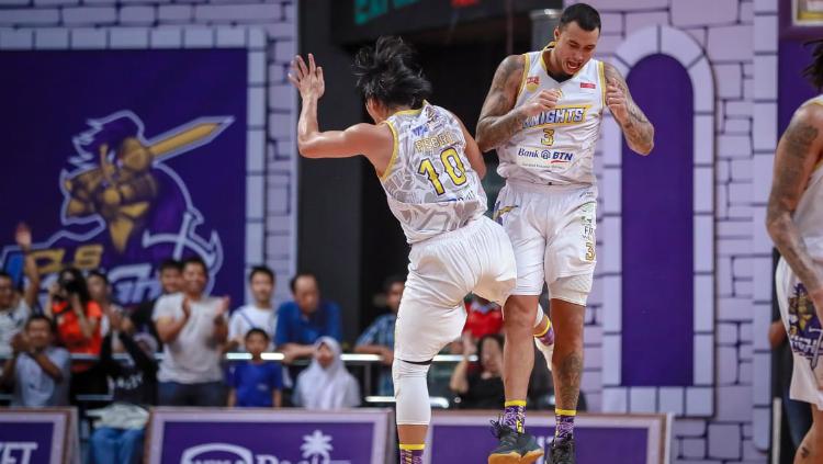 Dua pemain BTN CLS Knight Indonesia merayakan kemenangan. Sabtu (16/2/19).