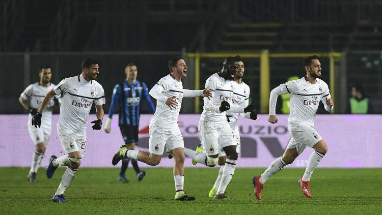 Para pemain AC Milan merayakan gol ke gawang Atalanta di Serie A Italia 2018/2019, Minggu (17/02/19).