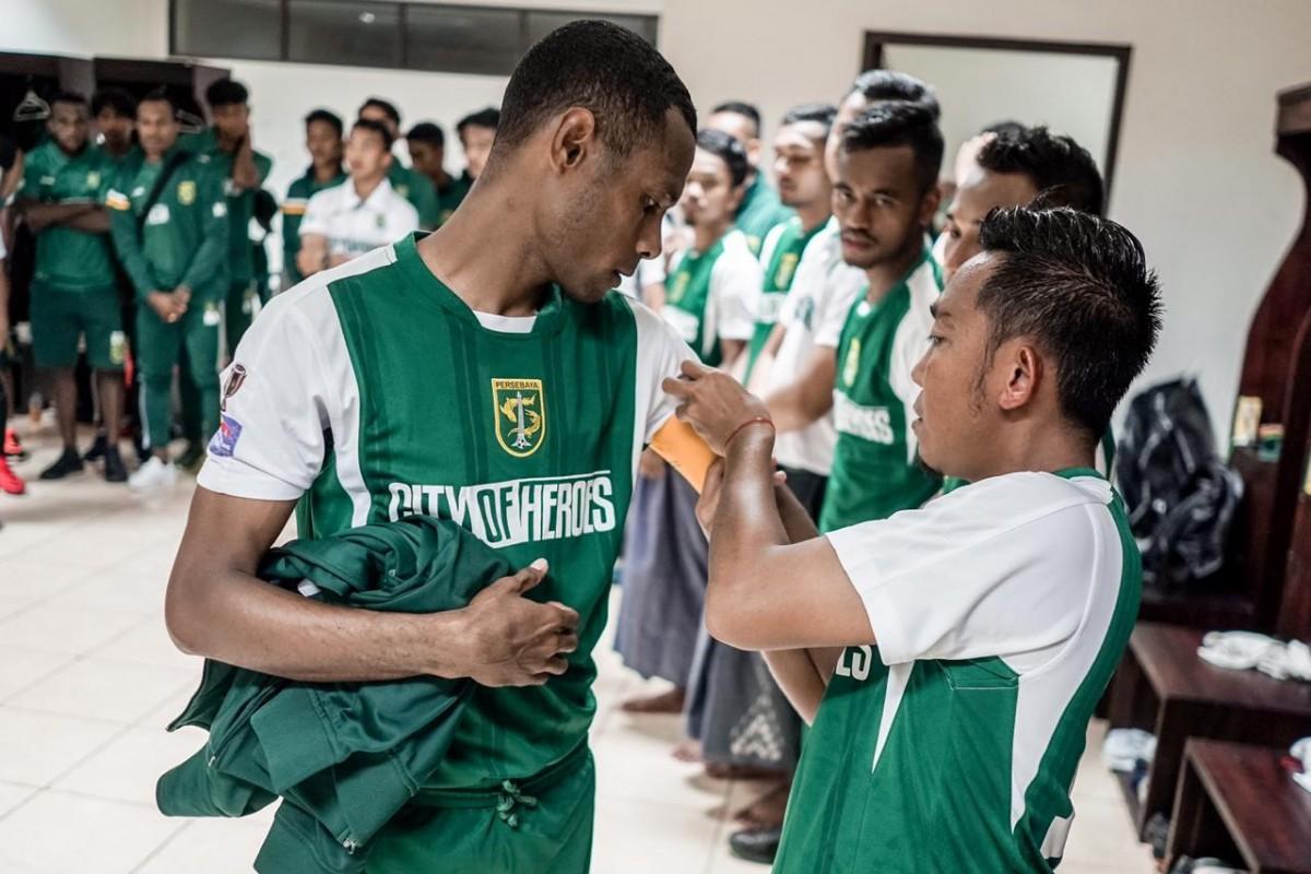 Rendi Irwan menyematkan ban kapten ke Ruben Sanadi.