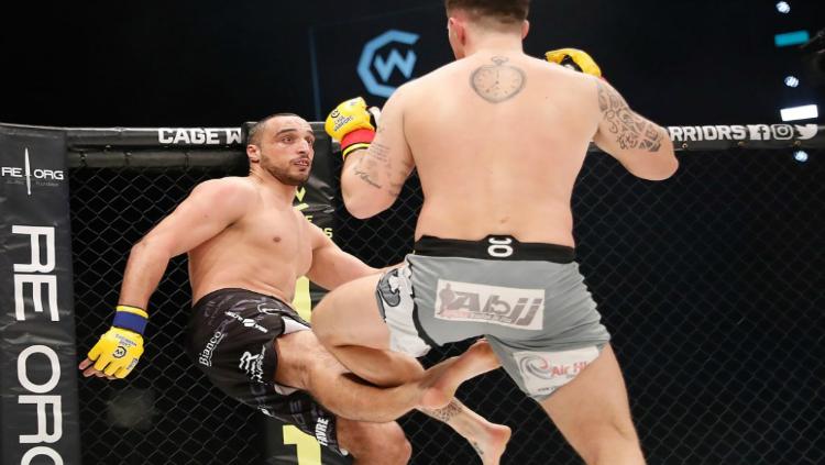 Petarung MMA mengalami patah kaki usai menendang lawannya. - INDOSPORT