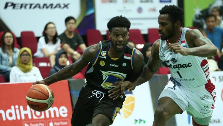 Duel antara pemain di hari terakhir IBL Yogyakarta 2018-19 Laga Stapac vs Prawira Bandung Copyright: IBL