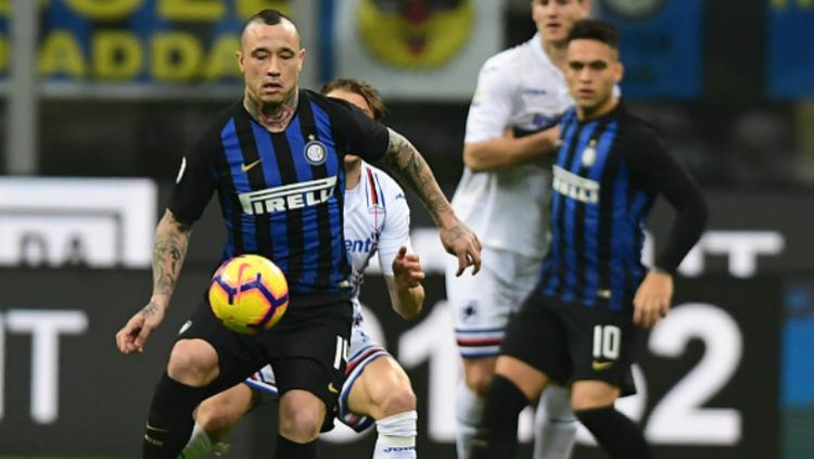 Radja Nainggolan mencoba mengendalikan bola saat pertandingan Inter Milan vs Sampdoria, Senin (18/02/19).