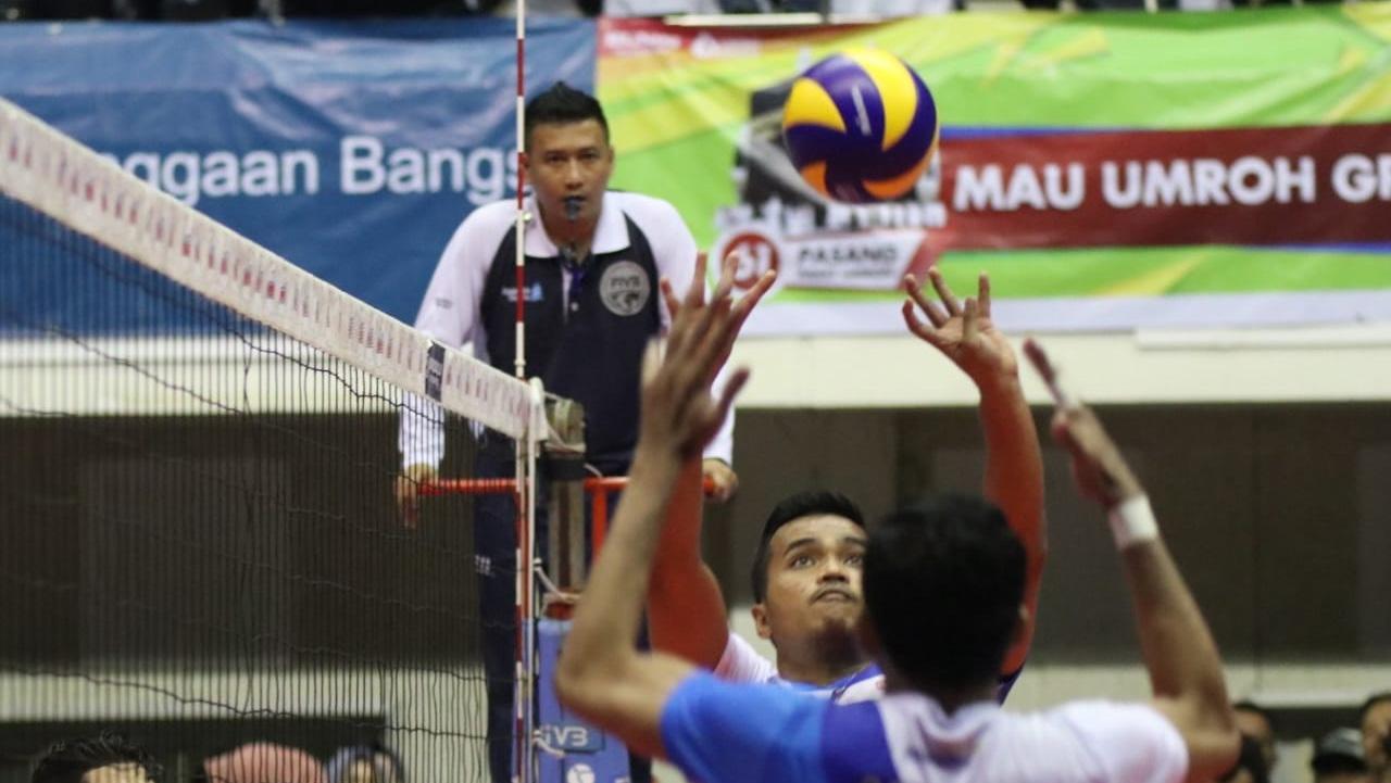 Wasit Raditya Darwis sempat menuai kontroversi pada laga Surabaya Bhayangkara Samator vs Jakarta Pertamina Energi. - INDOSPORT