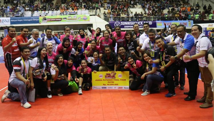 Tim putri Jakarta Pertamina Energi menerima hadiah Rp40 juta. - INDOSPORT