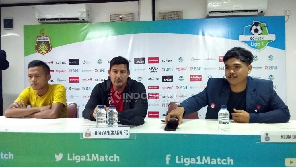 Pelatih Bhayangkara FC, Angel Alfredo Vera saat Preskon.