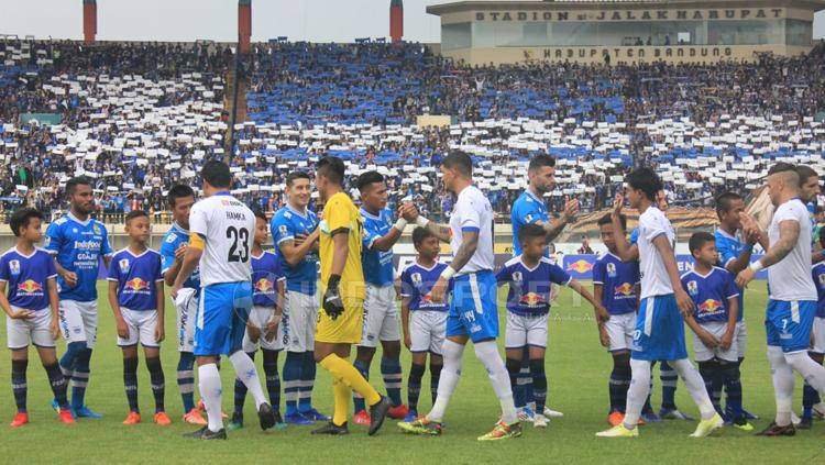 Tim Persib Bandung dan Arema FC saling berjabat tangan Copyright: Arif Rahman/INDOSPORT