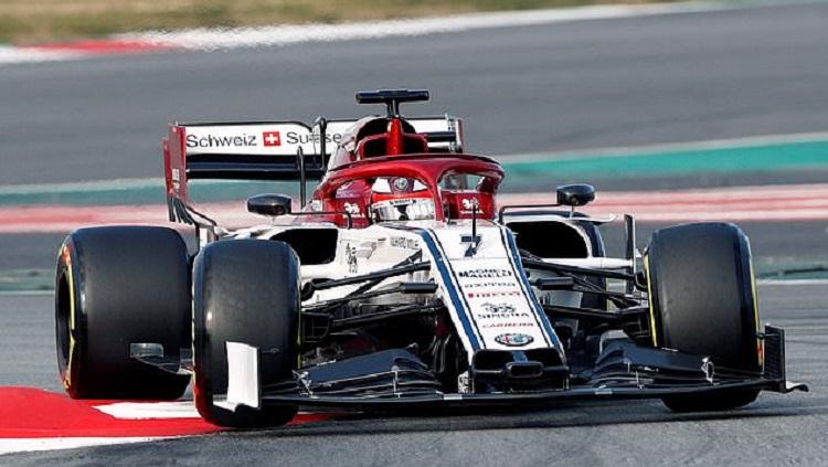 Pembalap tim Alfa Romeo, Kimi Raikkonen, gagal melalui garis finish dalam balapan Formula 1 seri Singapura 2019 usai tak mengindahkan perintah dari timnya. - INDOSPORT