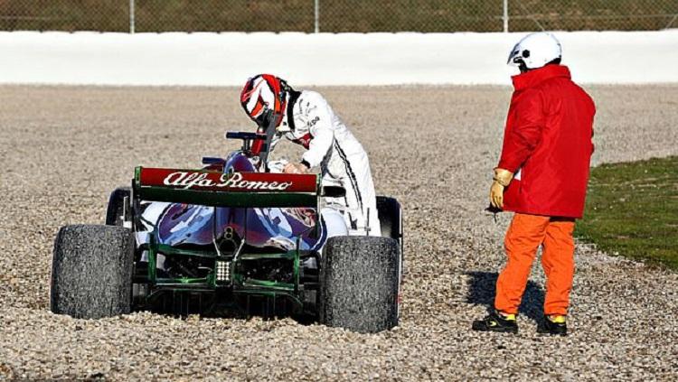 Kimi Raikkonen mengalami insiden kecil saat mengendarai C38, mobil terbaru Alfa Romeo untuk F1 2019 Copyright: Reuters