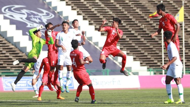 Duel udara pemain Timnas Indonesia U-22 vs Myanmar
