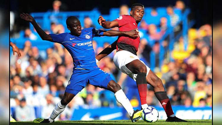 Gelandang bertahan Chelsea, Ngolo Kante (kiri) berduel dengan Paul Pogba, gelandang serang Manchester United. Copyright: GettyImages