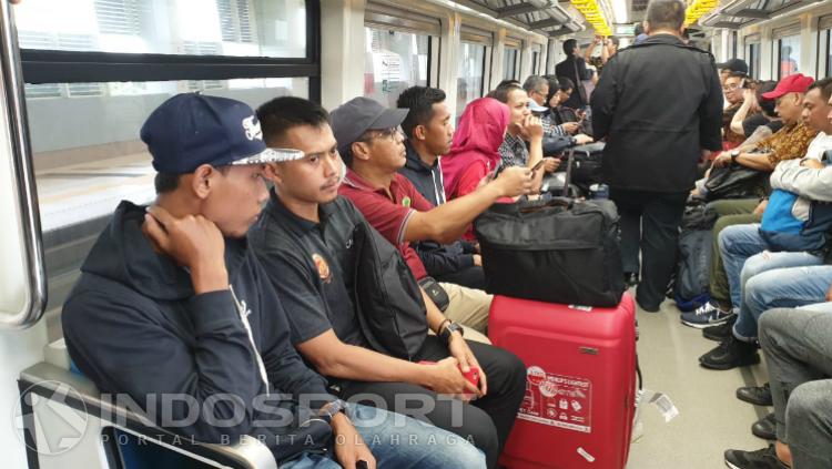 Skuat Sriwijaya FC saat menaiki transportasi umum, LRT usai dibantai Madura United. - INDOSPORT