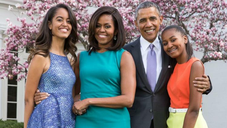 Malia (kiri) bersama Michelle, Barack, dan Sasha Obama.